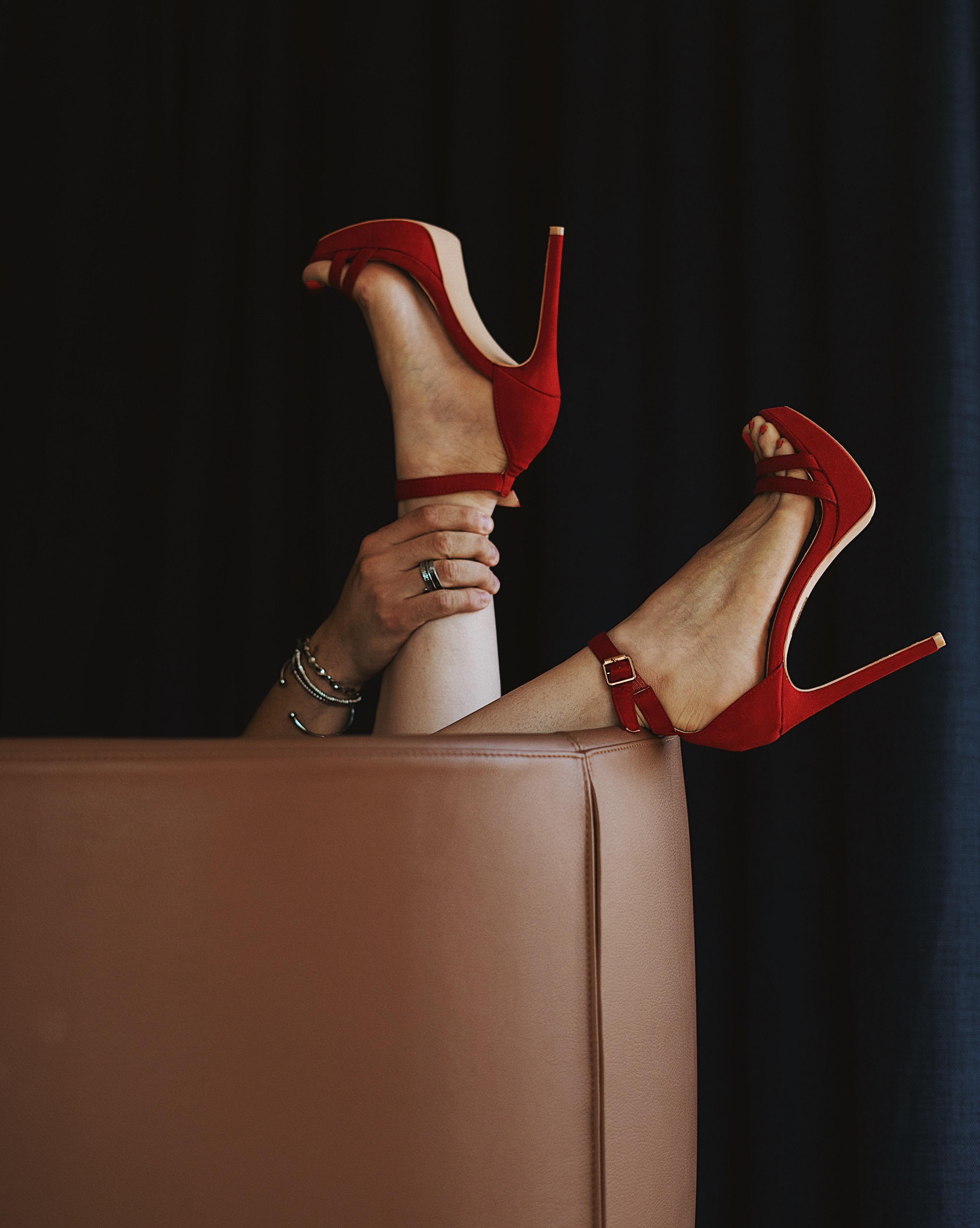 Gatsby Athens Otel Dış mekan fotoğraf A woman wearing red high-heeled shoes
