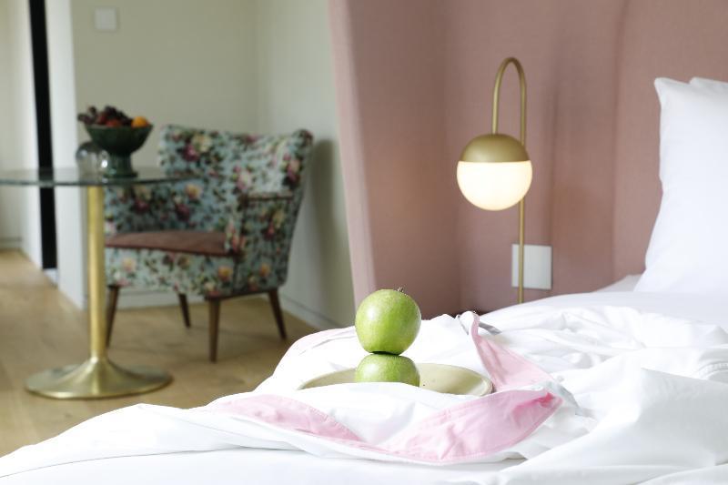 Gatsby Athens Otel Dış mekan fotoğraf A bedroom with a floor lamp